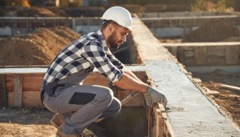 Hydroizolacja fundamentów - dlaczego to kluczowy etap budowy?